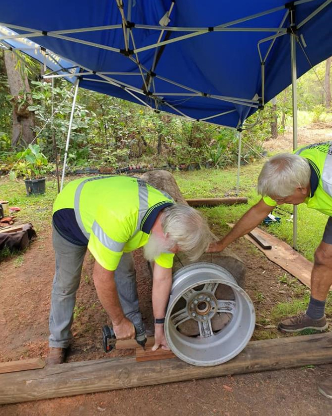 A unique method was used to roll the huge timber log that meant minimal handling. Photo: Courtesy Maryborough-Sunrise Club.